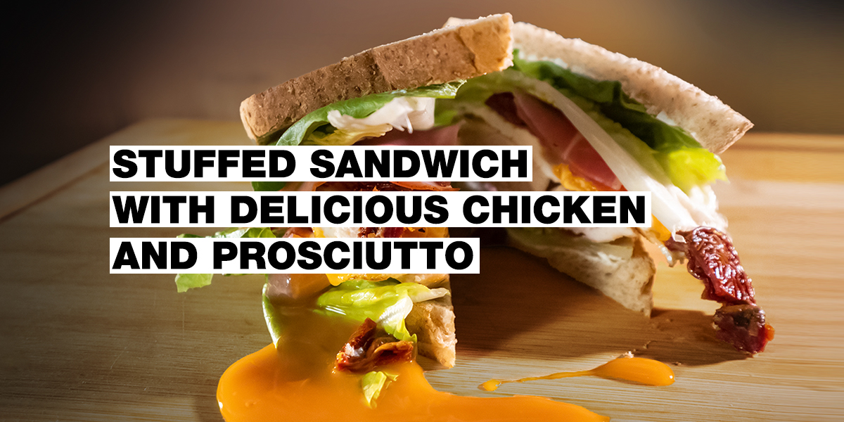 Gefülltes Sandwich mit leckerem Hühnerfleisch und saftigem Prosciutto